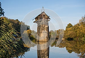 Vecchio streghe casa sul colonna autunno natura. vecchio cabina sul pilastro un fiume. 