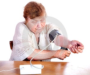 The old woman measures arterial pressure upon