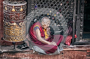 Old woman near Bodnath stupa