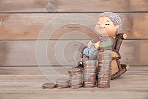 Old woman sculpture and a row of increasing dollar coins