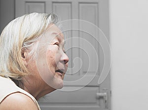 Old woman smiling aligned to the left
