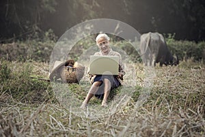 Starý žena prenosný počítač 