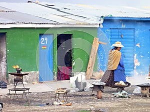 Viejo una mujer sobre el brujas El mercado en 