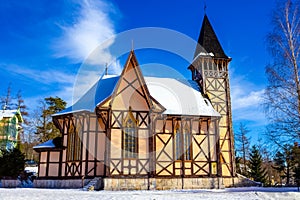 Starý drevený katolícky kostol v lyžiarskom stredisku, Tatranská Lomnica, Slovensko