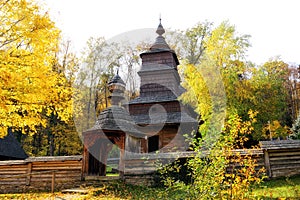 Starý drevený kostol v jesennom slnečnom dni