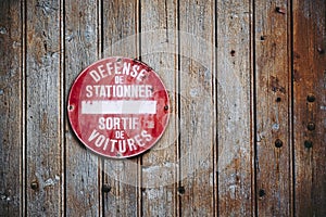 Wooden garage door with no parking text in French 