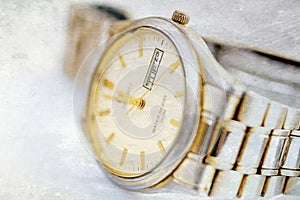 Old wristwatch with metal wristlet