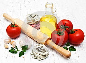 Olive oil, fettuccine nest, garlic and tomatoes