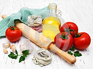 Olive oil, fettuccine nest, garlic and tomatoes