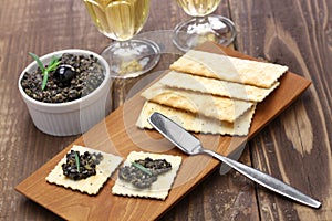 Olive tapenade with crackers