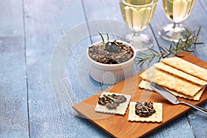 Olive tapenade with crackers