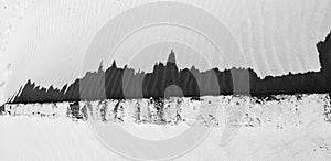Ombra skyline di mattoni rotti su sabbia bianca photo