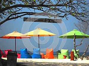 ombrelloni colorati e albero lounge zone in spiaggia
