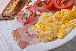 Omelet with ham and tomatoes and croutons