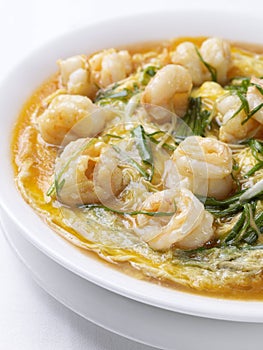 Omelet with prawns and spring onions