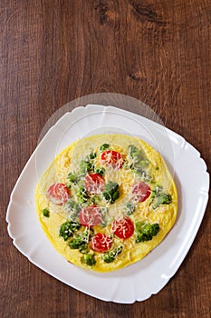 Omelet with tomato, broccoli and cheese