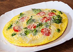 Omelet with tomato, broccoli and cheese