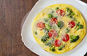 Omelet with tomato, broccoli and cheese