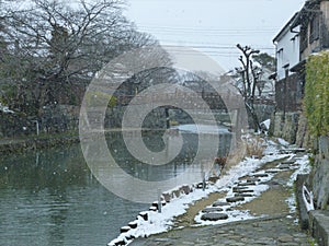 La nieve descendente sobre el foso del castillo Japón 