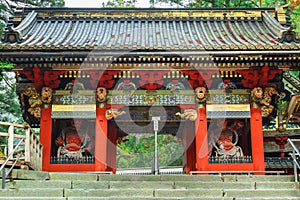 Puerta sobre el santuario en Japón 
