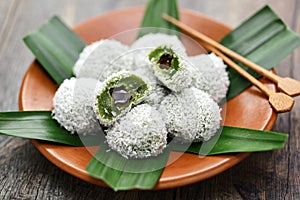 onde onde, traditional malaysian glutinous rice dessert