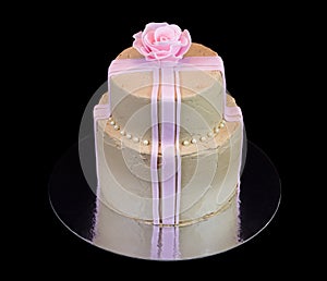 One beige cake with a pink rose