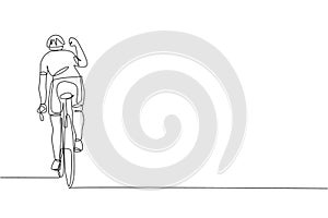 One continuous line drawing of young sporty man bicycle racer raise his hand to celebrate the finish. Road cyclist concept. Single