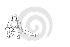 One continuous line drawing of young sporty man working out stretching his leg in fitness gym club center. Healthy fitness sport