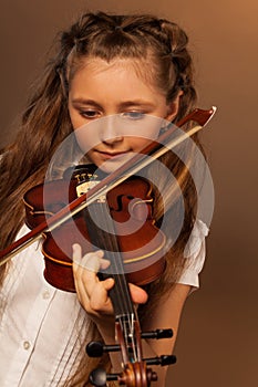 One girl playing the violin on gel background