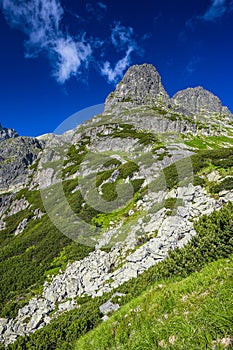 Jedna z najkrajších turistických destinácií na Slovensku. Letná krajina Vysokých Tatier. Hora Jastrabia Veža a