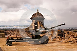 One o'clock gun at edinburgh castle, scotland