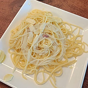 one plate of spaghetti aglio e olio