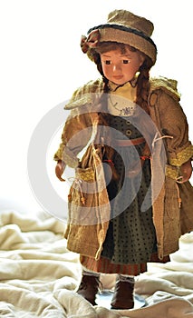 Uno porcellana bambola in piedi sul marrone ponte 
