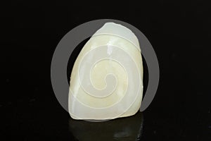 One pressed ceramic tooth