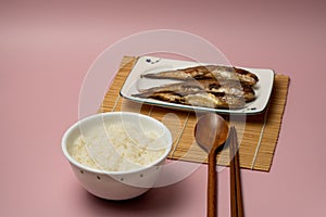 One of the simple meals of Koreans. Eat rice and grilled croaker using spoons and chopsticks