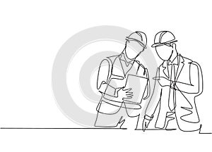 One single line drawing of young construction manager giving instruction to foreman coordinator. Building architecture business