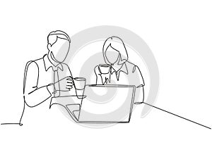 One single line drawing of young male and female marketing team members discussing promotion strategy while work meeting