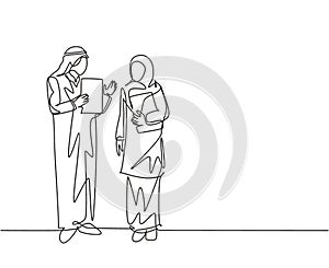 One single line drawing of young muslim manager deliver a job briefing to the female employee. Saudi Arabia cloth shmag, kandora
