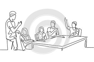 One single line drawing of young startup CEO lead the company gathering and meeting with his team member at the office. Business