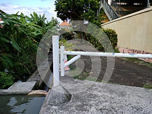 One way gate system barrier