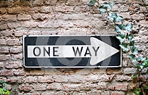 One way sign pointing to the right