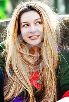 Jeden mladý roztomilý žena dlho vlasy 