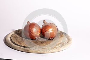 The onion is a bulbous plant traditionally attributed to the family of the Liliaceae.