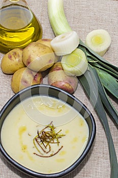 Onion cream with vegetables, potatoes and herbs - cebola photo