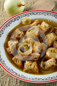 Onion soup with bread pieces