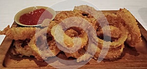 Onions cooked with flour served on a wooden tray