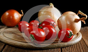 Onions napiform tomatoes on an rural table