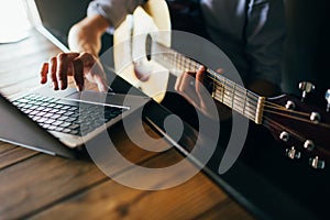 Online music courses learn play guitar