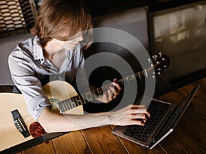 Online music courses learn play guitar