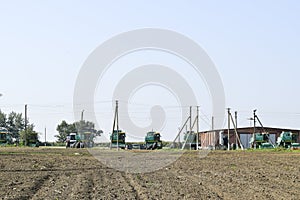 Cochera agrícola máquinas. viejo tractores combina a tirado dispositivos 